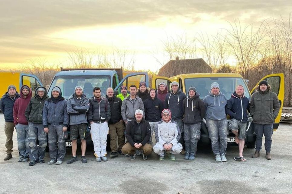 Benedict Fricke (vorne re.) ergänzt das Team von John Nestler und Ostsee Baustoffe als Malermeister. Inhaber beider Firmen ist John Nestler (2. v. re.).