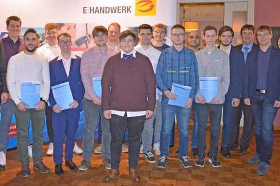 Die Gesellen mit Klassenlehrer Lars Stender und dem Prüfungsausschußvorsitzenden Christian Kruse.