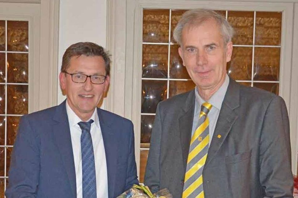 Obermeister Axel Horn bedankt sich bei  Bürgermeister Thomas Haß für die Festrede