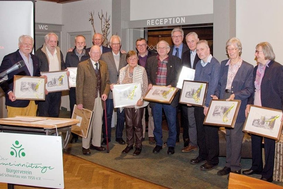 Die Jubilare erhielten Bilder mit Zeichnungen des Bad Schwartauer Künstlers Ludwig Tollens. Fotos: Bürgerverein/hfr