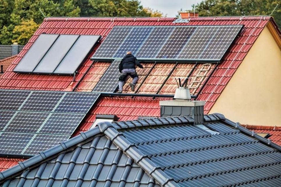 Öko-Kraftwerk auf dem Eigenheim: Die Zahl der Photovoltaik-Installationen nimmt in Deutschland stark zu. Nur wenige Hausbesitzer sichern jedoch finanzielle Risiken ab.