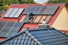 Öko-Kraftwerk auf dem Eigenheim: Die Zahl der Photovoltaik-Installationen nimmt in Deutschland stark zu. Nur wenige Hausbesitzer sichern jedoch finanzielle Risiken ab.