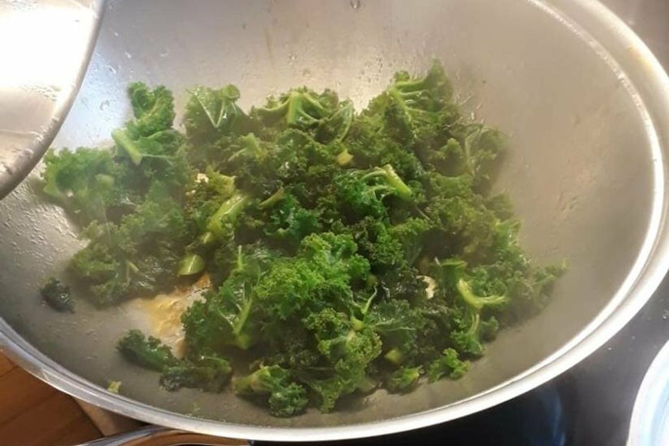 Gebratener Grünkohl wird am besten im Wok zubereitet.