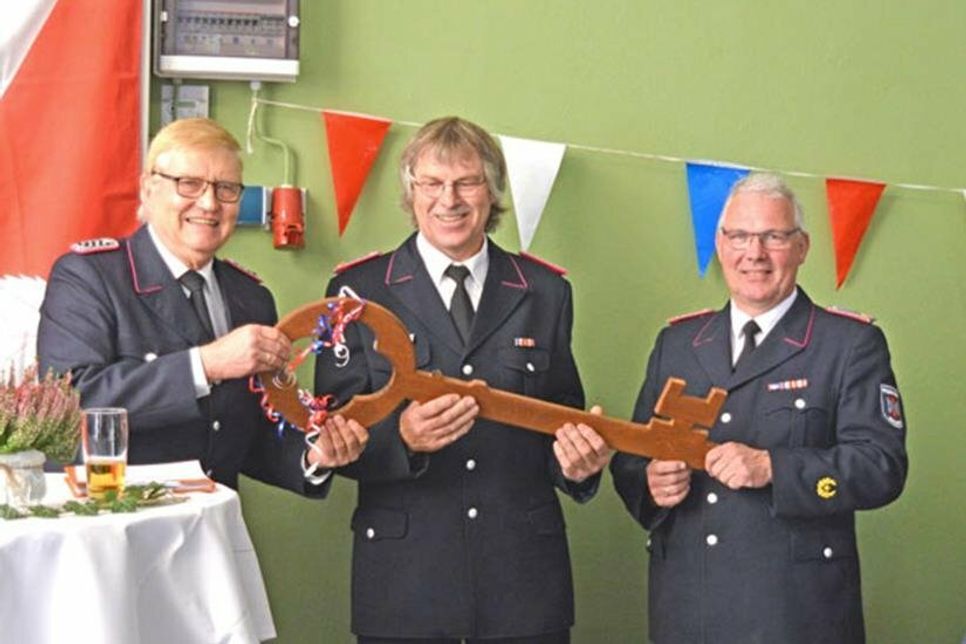 Schlüsselübergabe(v.l.n.r.): Bürgermeister Karl Schuch, Ortswehrführer Kurt Scharmukschnis, Gemeindewehrführer Carsten Wulff