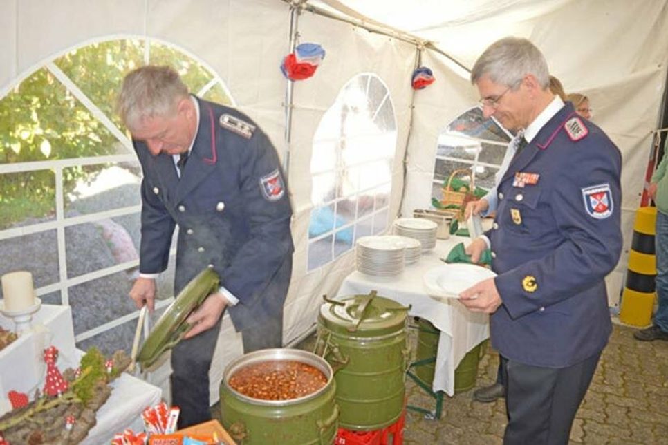 Jochen Usinger teilt Gulaschsuppe aus.