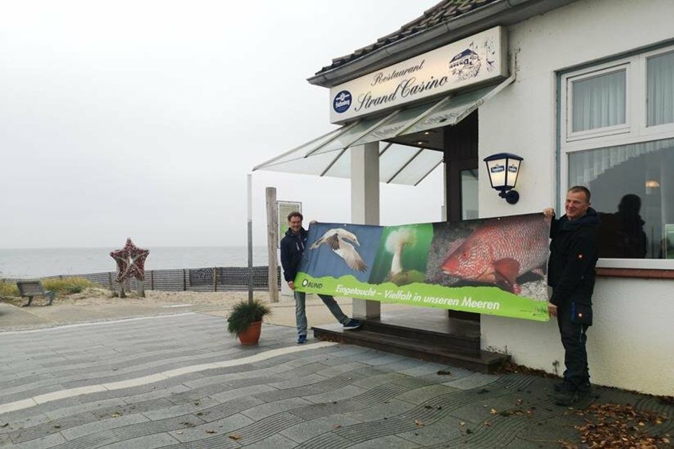 Die Kurverwaltung Kellenhusen mit Raymond Kiesbye und Heiko Hammerich (v. lks.) freut sich, dass die Räume des Strandcasinos bis zur Nutzung des neuen Eigentümers mit einer Ausstellung genutzt werden können.