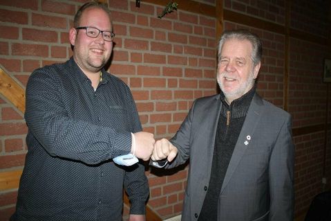Schashagens Bürgermeister Rainer Holtz (re.) gratulierte dem 1. Vorsitzenden Timo Heesch zur Wiederwahl.