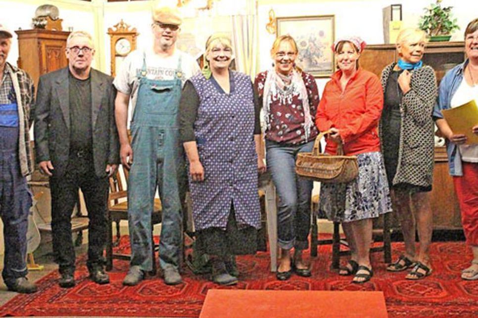 Das Ensemble der Stakendorfer Schünnenspeeler: Thomas Krützfeldt, Jens Löptien, Michael Rabe, Claudia Rabe, Karola Sommer, Gesche Löptien, Moni Stender und „Toseggersch“ Maren Untiedt (v.l.).