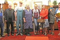 Das Ensemble der Stakendorfer Schünnenspeeler: Thomas Krützfeldt, Jens Löptien, Michael Rabe, Claudia Rabe, Karola Sommer, Gesche Löptien, Moni Stender und „Toseggersch“ Maren Untiedt (v.l.).