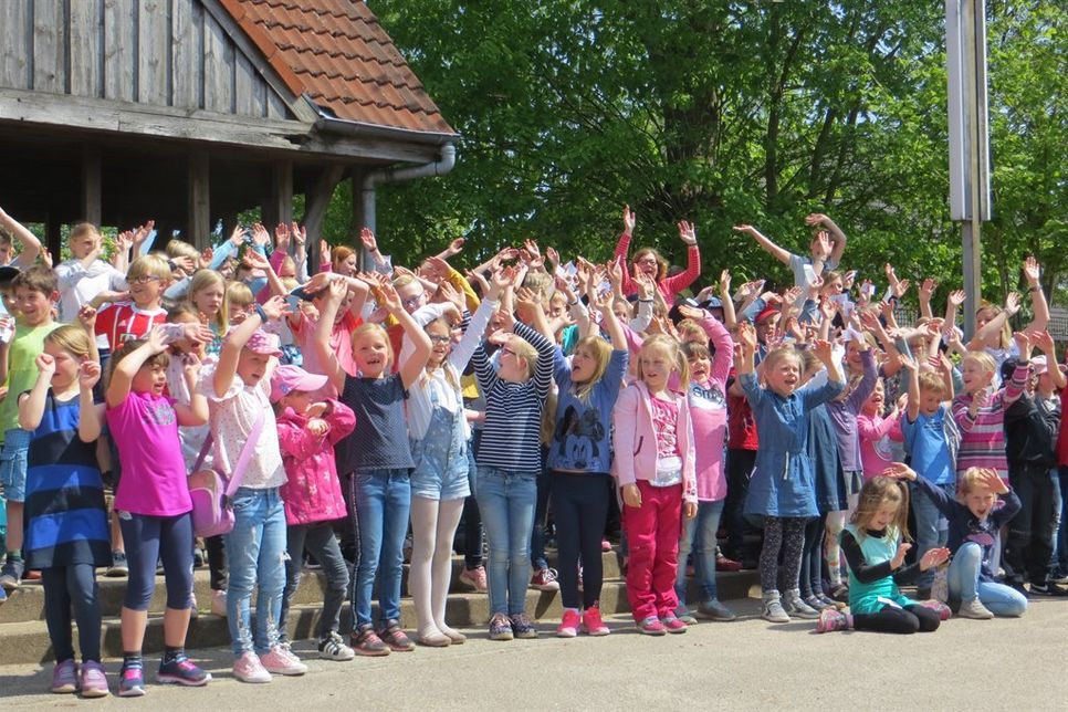 Die Schüler der Friedrich-Hiller-Schule eröffneten das Fest mit einem Schulfest-Song.