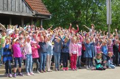 Die Schüler der Friedrich-Hiller-Schule eröffneten das Fest mit einem Schulfest-Song.