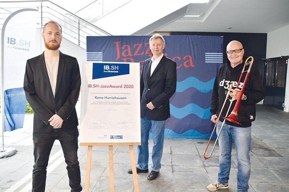 Der diesjährige Preisträger des IB.SH-JazzAwards, Keno Harriehausen (links), mit Dr. Michael Adamska, Vorstand der IB.SH, und Nils Landgren, künstlerischer Leiter von JazzBaltica, bei der Preisverleihung vor dem Maritim Seehotel in Timmendorfer Strand.