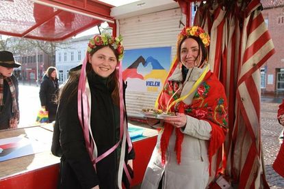 Die ukrainischen Frauen verwöhnten die Besucher mit selbstgebackenen Köstlichkeiten gratis.