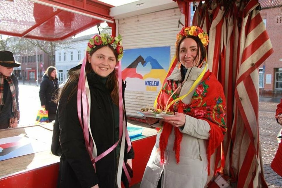 Die ukrainischen Frauen verwöhnten die Besucher mit selbstgebackenen Köstlichkeiten gratis.
