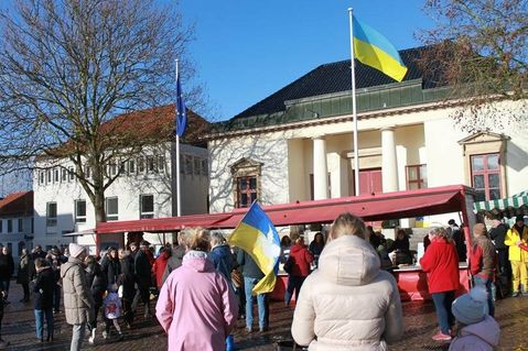 Dutzende Neustädterinnen und Neustädter hatten sich auf dem Marktplatz eingefunden.