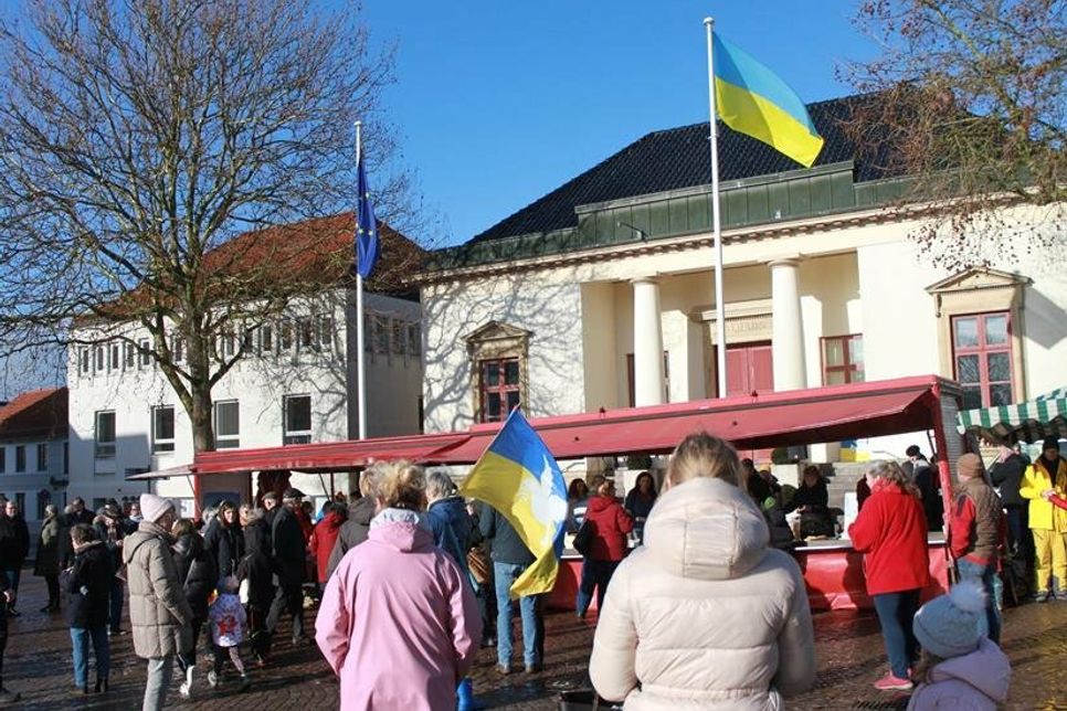 Dutzende Neustädterinnen und Neustädter hatten sich auf dem Marktplatz eingefunden.