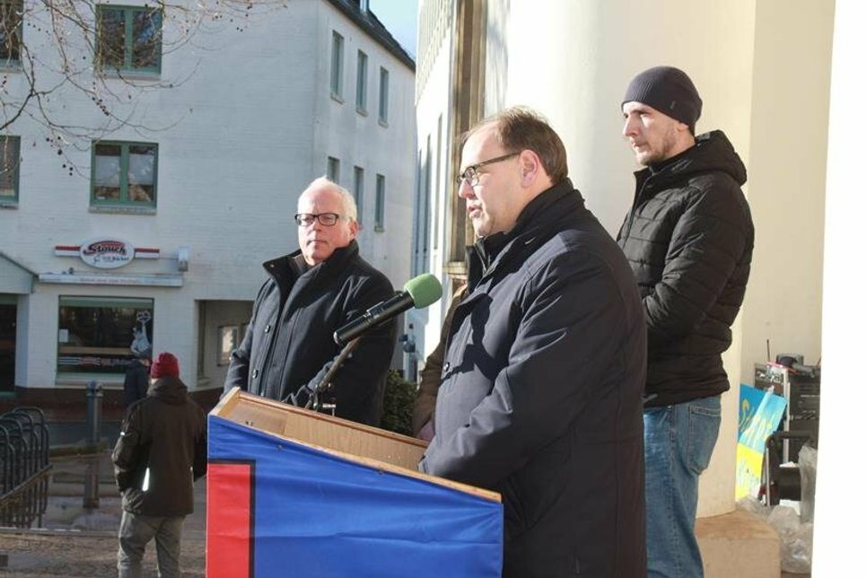 Organisator Heiko Haase, Bürgermeister Mirko Spieckermann und Koordinator Oleg Beresnev (v. lks.) sprachen vor dem Rathaus.