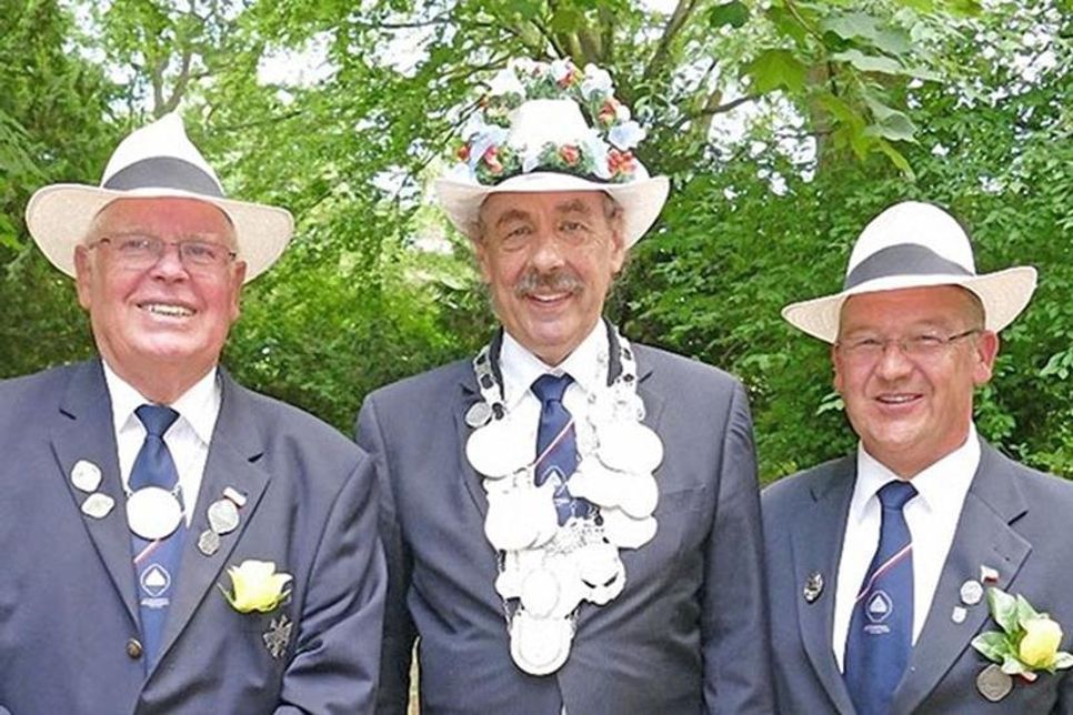 Erster Ältermann Heino Witt, Gildekönig Alexander Orth und Königsschütze Reiner Fock.