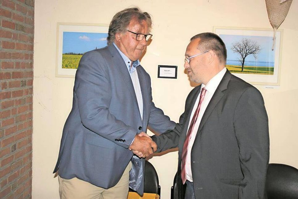 Nach der Vereidigung gratulierte Dieter Knoll dem neuen Bürgermeister Harald Behrens.