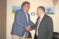 Nach der Vereidigung gratulierte Dieter Knoll dem neuen Bürgermeister Harald Behrens.