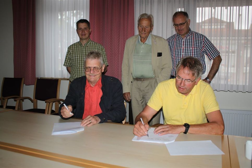 Lensahns Bürgermeister Klaus Winter (re. sitzend) und sein Schönwalder Kollege Winfried Saak haben die Vereinbarung unterschrieben. Im Hintergrund Hinrich Höper (re.) und Christian Sander (lks.) als Mitglieder des Bauausschusses sowie Bürgervorsteher Rolf Schröder.