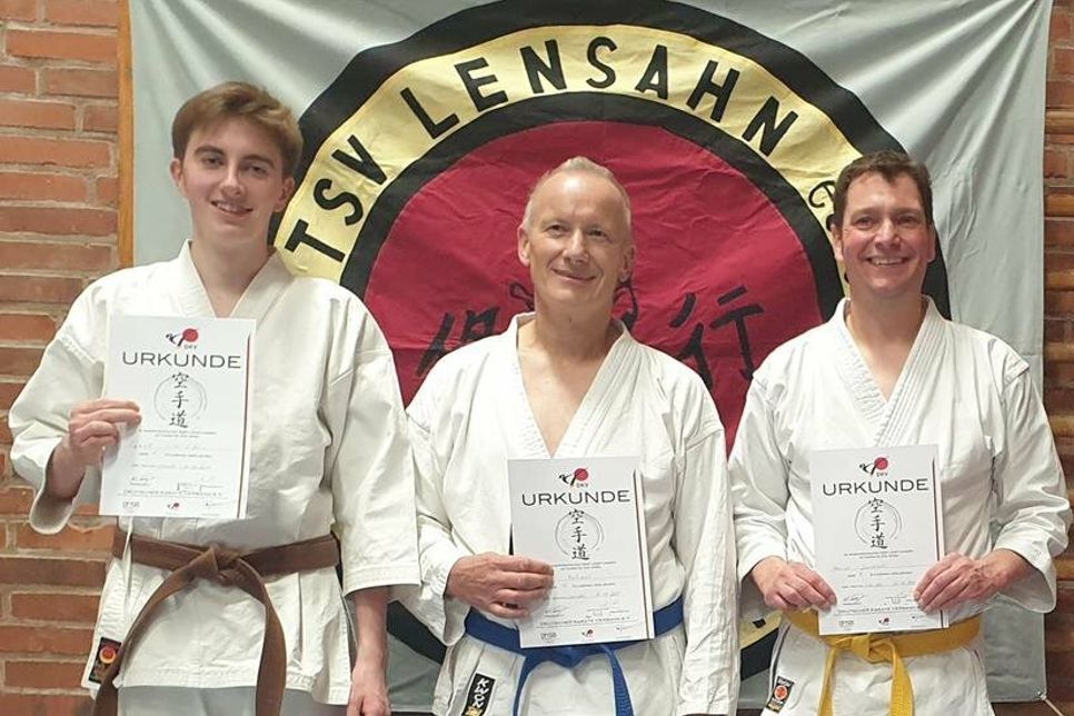 Haben ihre Prüfung bestanden: Tjark Schößler, Michael Rehmet und Marcus Jarszinski (v. lks.).