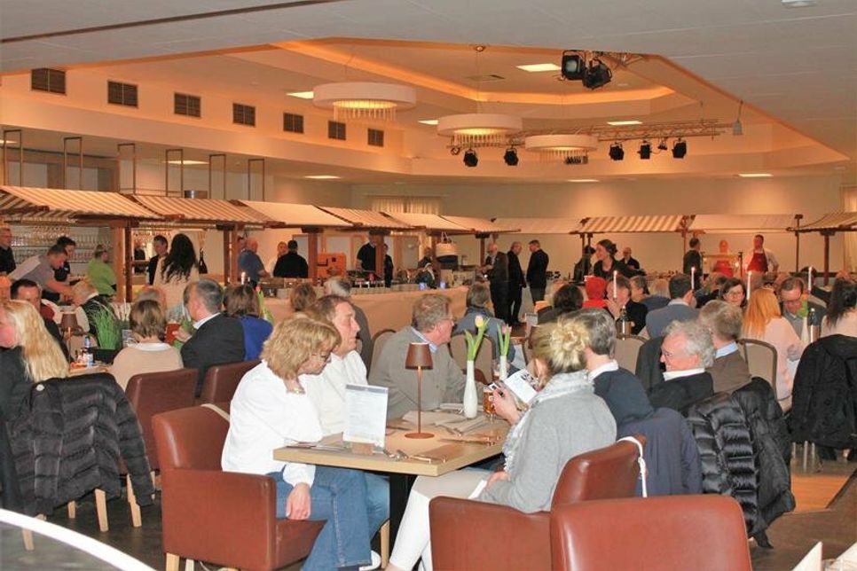An dekorativen Marktständen wurden die Köstlichkeiten serviert.