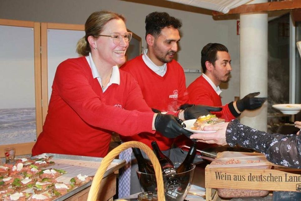 Freie Auswahl: Jeder Gast konnte sich nach Herzenslust an den Marktständen kulinarisch verwöhnen lassen.