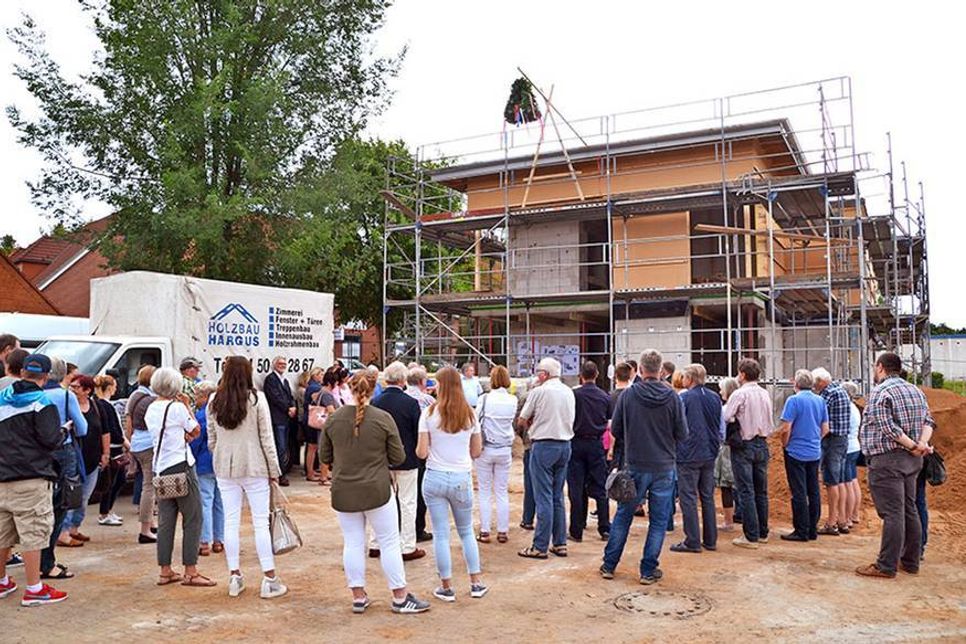 Zahlreiche Gäste lauschten beim Richtfest der Rede von Bürgermeister Thomas Keller und dem anschließenden Richtspruch von Timo Bremer (Holzbau Haugs). (Foto: René Kleinschmidt)