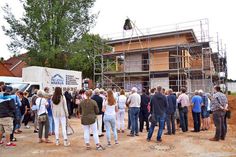 Zahlreiche Gäste lauschten beim Richtfest der Rede von Bürgermeister Thomas Keller und dem anschließenden Richtspruch von Timo Bremer (Holzbau Haugs). (Foto: René Kleinschmidt)