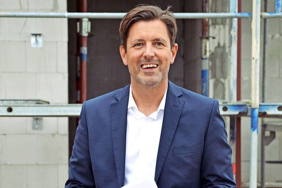 Ein gut gelaunter Bürgermeister Thomas Keller bezeichnete das neu entstehende Familienzentrum als „Herzstück in der Ortsmitte Ratenaus“.(Foto: René Kleinschmidt)