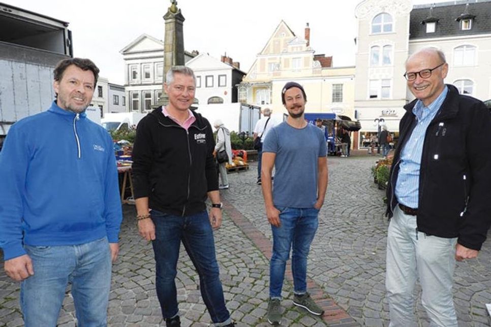 Zwei Jahre eine Baustelle im Herzen der Stadt? Die Aussicht auf die zu erwartenden Beeinträchtigungen, die die geplante Sanierung des Eutiner Marktplatzes mit sich brächte, haben Marcus Gutzeit (2. v. li.) aktiv nach Alternativen suchen lassen. Gefunden hat er eine Schweizer Fachfirma, die Begehbarkeit und Aussehen der inneren Marktfläche deutlich schneller und kostengünstiger optimieren will. Hinter dem Vorschlag, auf einer Probefläche zu prüfen, wie das ablaufen könnte, steht mittlerweile eine Marktplatzinitiative, vertreten von Jan Maaß (Wochenmarkt), Felix Schneider (tohuus) und Hans-Wilhelm Hagen (WVE). Am 16. September steht das Thema auf der Tagesordnung des Bauausschusses.