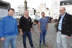 Zwei Jahre eine Baustelle im Herzen der Stadt? Die Aussicht auf die zu erwartenden Beeinträchtigungen, die die geplante Sanierung des Eutiner Marktplatzes mit sich brächte, haben Marcus Gutzeit (2. v. li.) aktiv nach Alternativen suchen lassen. Gefunden hat er eine Schweizer Fachfirma, die Begehbarkeit und Aussehen der inneren Marktfläche deutlich schneller und kostengünstiger optimieren will. Hinter dem Vorschlag, auf einer Probefläche zu prüfen, wie das ablaufen könnte, steht mittlerweile eine Marktplatzinitiative, vertreten von Jan Maaß (Wochenmarkt), Felix Schneider (tohuus) und Hans-Wilhelm Hagen (WVE). Am 16. September steht das Thema auf der Tagesordnung des Bauausschusses.