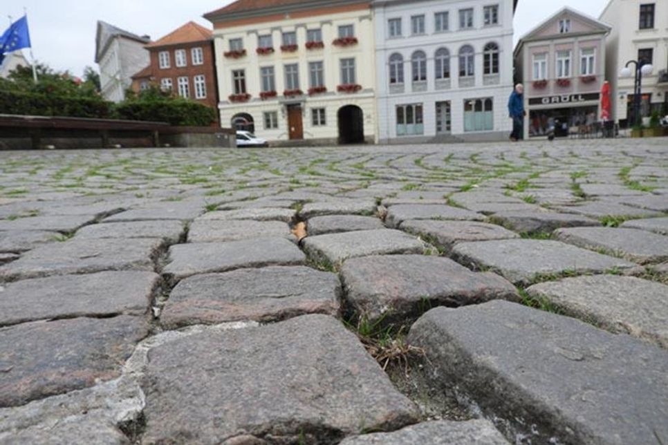 Keine Frage, der Marktplatz muss saniert werden. Ob das auch günstiger und schneller geht als geplant, will eine Marktplatzinitiative prüfen lassen.