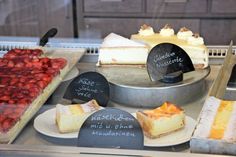 Leckere Torten und frische Blechkuchen warten auf die Kunden der Naschwerkstatt.