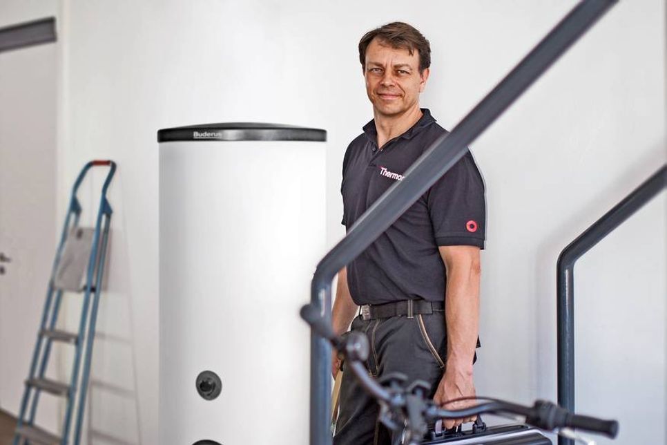 Fachleute empfehlen für die tägliche Verwendung ab drei Personen im Haushalt einen separaten Warmwasserspeicher. Foto: djd/Thermondo