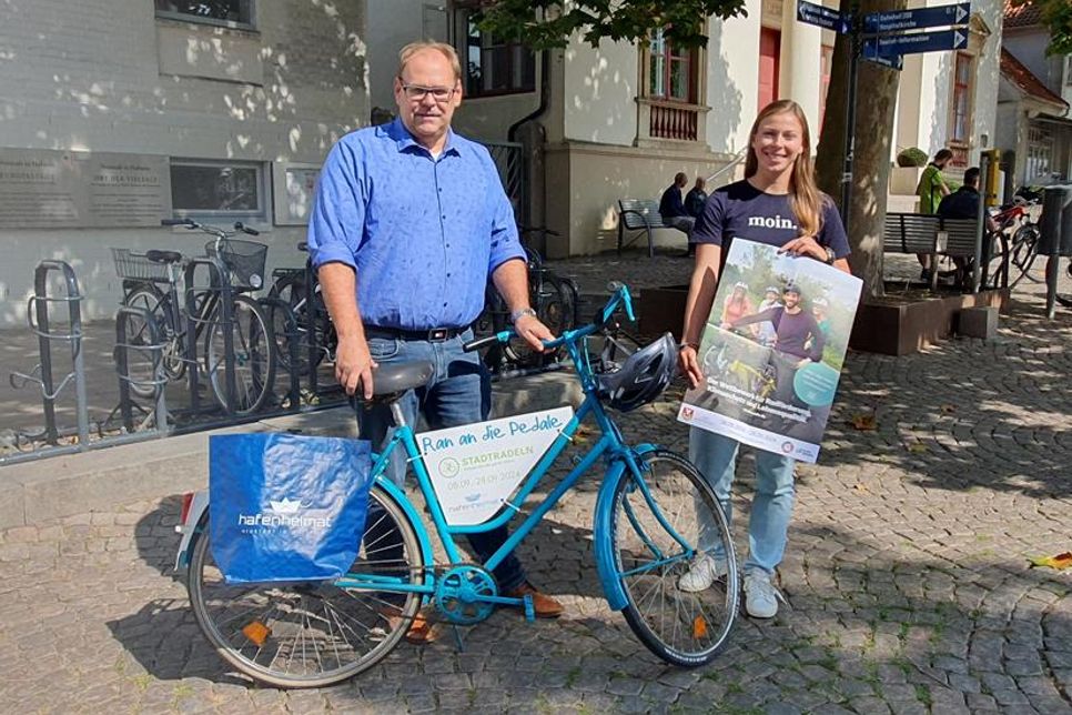 Bürgermeister Mirko Spieckermann und Nachhaltigkeitsmanagerin Lina Sophie Koop.