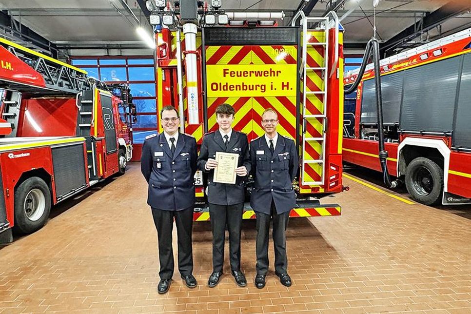 Kamerad Julien Jensen, eingerahmt von Jugendfeuerwehrwart Daniel Schönherr und Jugendfeuerwehrwart Jörn Krause verlässt die Jugendfeuerwehr Oldenburg nach 8 Jahren Mitgliedschaft gut ausgebildet für den Einsatz in einer aktiven Wehr.
