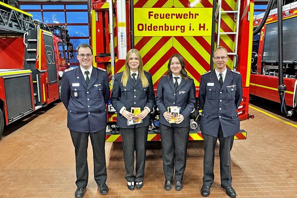 Anna-Mieke Kardel und Pauline Sporleder, eingerahmt von den Jugendfeuerwehrwarten Daniel Schönherr und Jörn Krause, treten in die aktive Wehr der Freiwilligen Feuerwehr Oldenburg über.