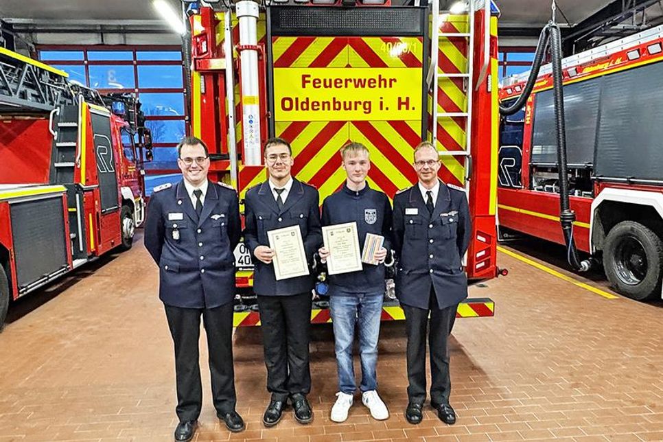 Die Jugendfeuerwehrwarte Daniel Schönherr und Jörn Krause rahmen die Kameraden Melvin Röttger und Leon Plöger ein, die der Jugendfeuerwehr seit 5 Jahren angehören und am 4. Januar in die Jugendvertretung gewählt worden sind.