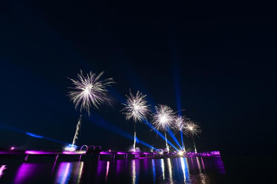 Zum Abschluss des Promenadenfestes gibt es eine Show-Illumination der Seebrücke mit passender Musikuntermalung und kleinem Feuerwerk.