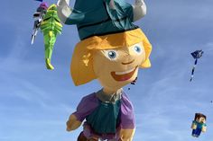 Bunte Drachen in allen Formen und Farben verwandeln den Himmel der Lübecker Bucht in ein faszinierendes Schauspiel.