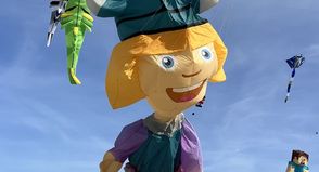 Bunte Drachen in allen Formen und Farben verwandeln den Himmel der Lübecker Bucht in ein faszinierendes Schauspiel.