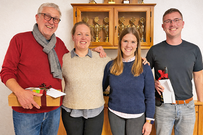 Mit einem Präsent und vielen Dankesworten wurden der Abteilungsleiter Uwe Heisler (li) und Kassenwart Marek Stobbe (re) aus ihren Ämtern verabschiedet. Juliane Stabe (Mitte li) ist neue Abteilungsleiterin. Johanna Landt (Mitte re) ist neue Kassenwartin.