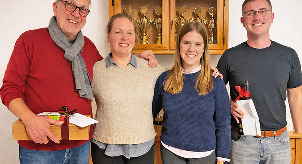 Mit einem Präsent und vielen Dankesworten wurden der Abteilungsleiter Uwe Heisler (li) und Kassenwart Marek Stobbe (re) aus ihren Ämtern verabschiedet. Juliane Stabe (Mitte li) ist neue Abteilungsleiterin. Johanna Landt (Mitte re) ist neue Kassenwartin.