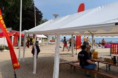 Die DLRG Farben sorgten für einen hübschen Farbklecks am Neustädter Strandbad, der viele neugierige Besucherinnen und Besucher anzog.