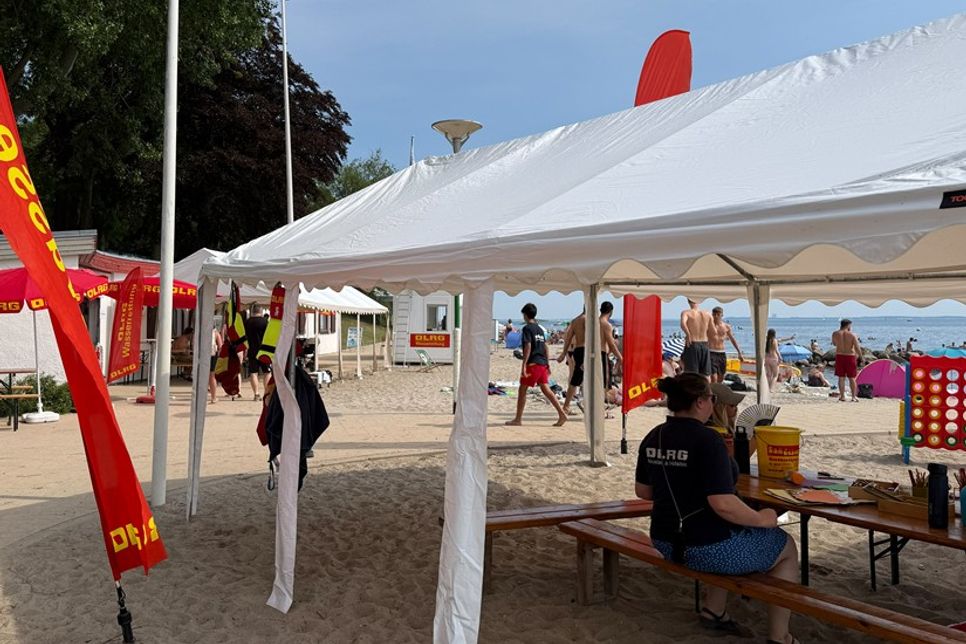 Die DLRG Farben sorgten für einen hübschen Farbklecks am Neustädter Strandbad, der viele neugierige Besucherinnen und Besucher anzog.