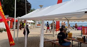 Die DLRG Farben sorgten für einen hübschen Farbklecks am Neustädter Strandbad, der viele neugierige Besucherinnen und Besucher anzog.