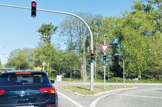 Bereits vor einem halben Jahr wurde öffentlich kritisiert, dass Rechtsabbiegerpfeile in den Lichtzeichen der neuen Ampel auf der Abbiegerspur fehlen.