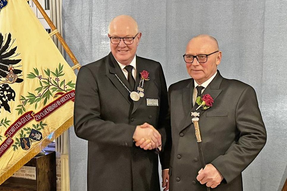 Mit der Übergabe seines Ältermannstocks und Plakette an Carsten Gonsior leitete Karsten Prokoph „Das Jahr der drei K(C)arsten“ unter den Ältermännern ein. Denn mit der Ältermannübergabe 2025 freuen sich Karsten Prokoph als 1. Ältermann, Carsten Gonsior als 2. Ältermann und Karsten Marzian als 3. Ältermann auf eine gute Zusammenarbeit zum Wohle der Gilde und schöne Festivitäten.
